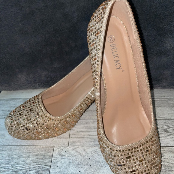 Ladies Gold Heels - Picture 4 of 7